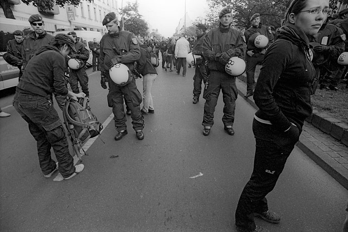 The police check demonstrators for carrying dangerous objects. Image: Michel Meijer