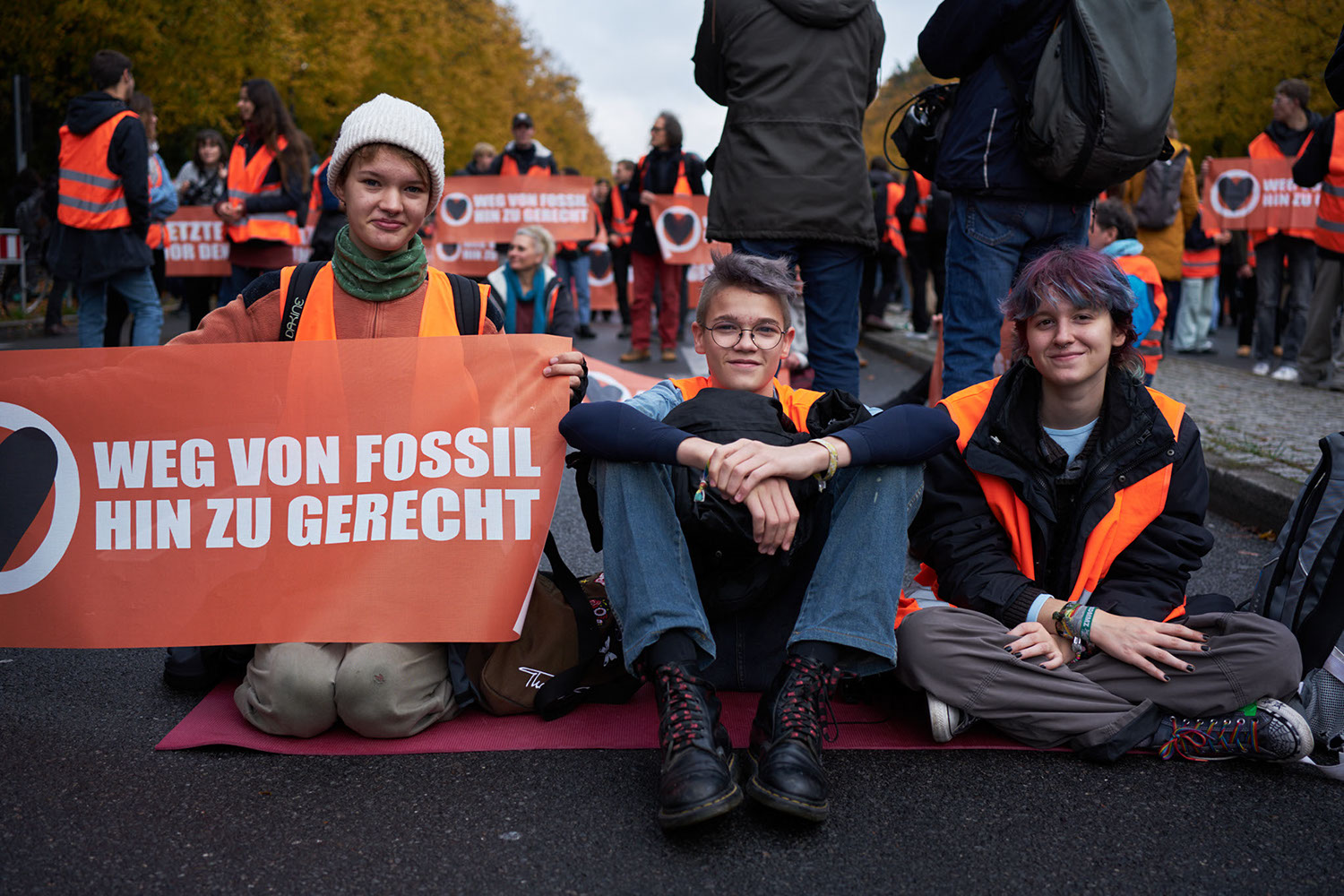 Saturday 28 October 2023 Climate activists demonstrate and block Straße der 17. Juni in Berlin - image: Michel Meijer