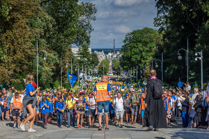 Groups of pilgrims approach the Jasna Góra monastery. Image: Michel Meijer