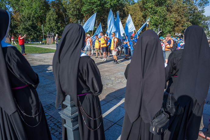 Nuns watch the pilgrims' arrival. Image: Michel Meijer