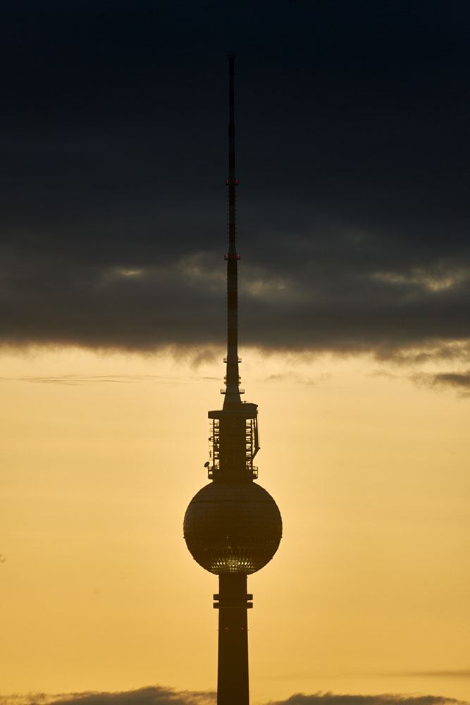 The silhouette of the berlin Television Tower for the evening sky, Berlin 2017 - image: Michel Meijer