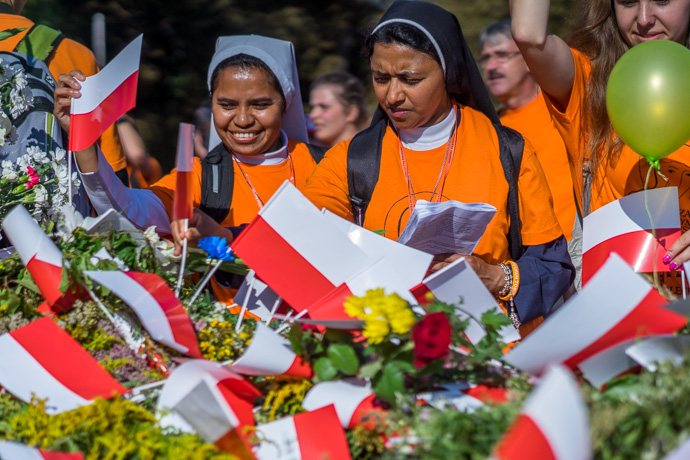 Nuns put Polish flags in bouquets with flowers. Image: Michel Meijer