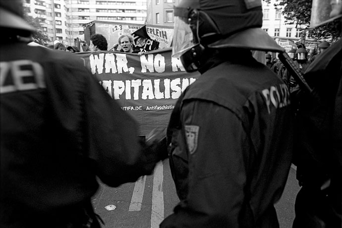 The front line between the demonstrators and a police unit. Image: Michel Meijer