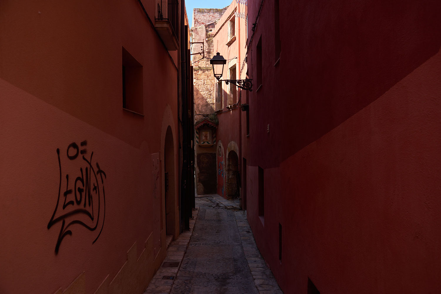 Alley in the old town of Tarragona, Spain 2017 - image: Michel Meijer