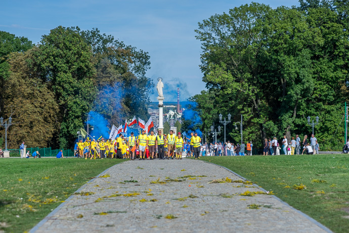 A group of pilgrims approaches the Jasna Góra monastery. Image: Michel Meijer