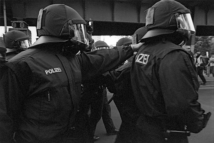 A police unit accompanies the demonstration. Image: Michel Meijer