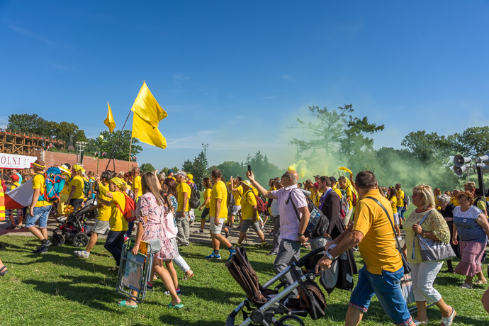 A group of pilgrims walks towards the Jasna Góra monastery. Image: Michel Meijer