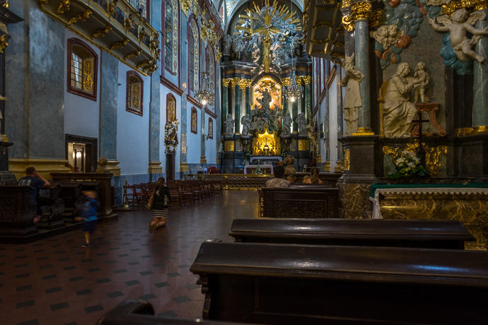 People pray in the basilica of the sanctuary of Jasna Góra. Image: Michel Meijer