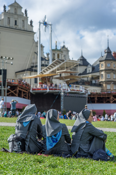 Three nuns are sitting on the meadow in front of the pilgrimage site Jasna Góra. Image: Michel Meijer