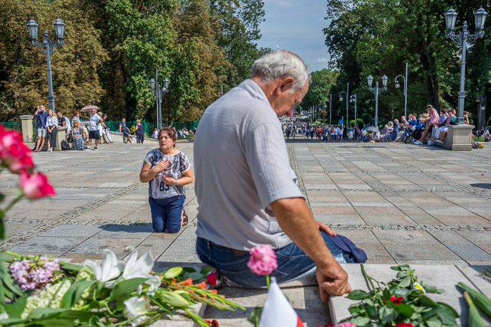 The square with visitors and pilgrims in front of the Jasna Góra sanctuary. Image: Michel Meijer