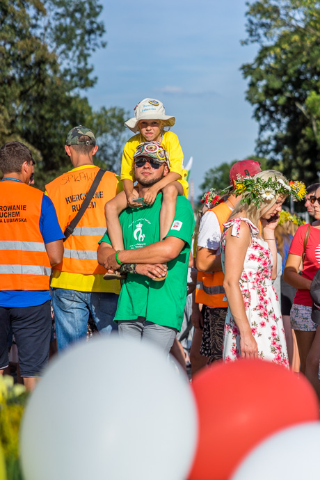 A group of pilgrims waits in front of the pilgrimage site Jasna Góra. Image: Michel Meijer