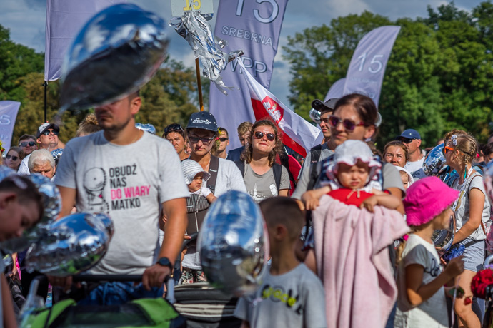 A group of pilgrims stands before the pilgrimage site of Jasna Góra. Image: Michel Meijer