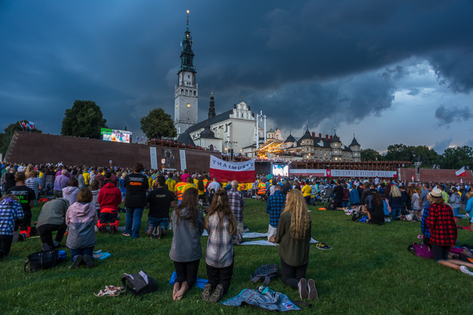 A church service on the field in front of the pilgrimage site Jasna Góra. Image: Michel Meijer