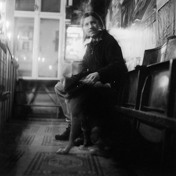 An employee poses with his dog for the photo camera in the reception area of the cinema. Image: Michel Meijer