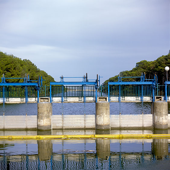 Locks in the canal connecting Lake Albufera and the Mediterranean Sea. Image: Michel Meijer
