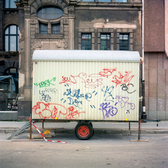 A construction site cabin in a Berlin street. Image: Michel Meijer