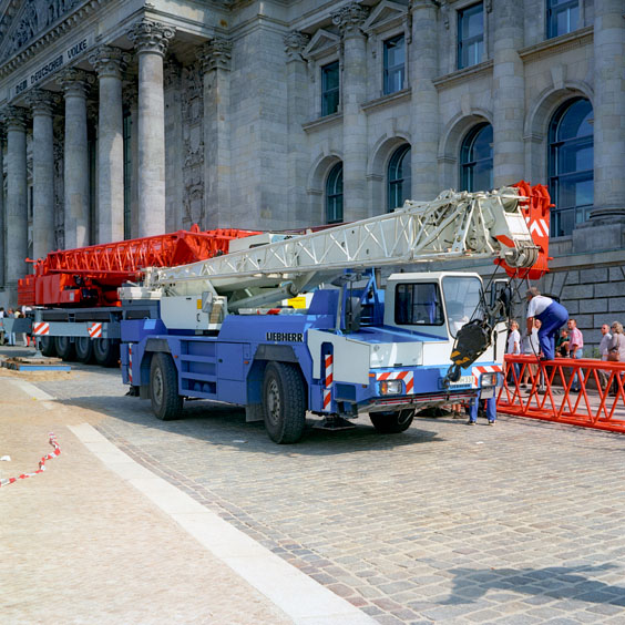 A mobile construction crane in front of the Reichstag in Berlin. Image: Michel Meijer