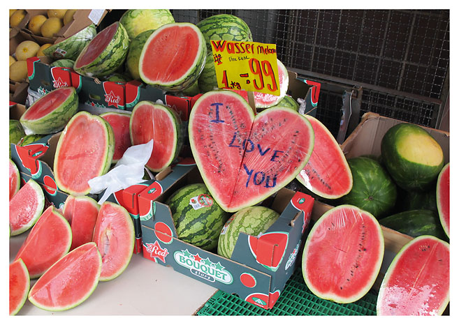 Wassermelonen an einem Marktstand sind in Form eines Herzens aufgestellt. Das Foto wurde von Claudia Rannow aufgenommen.