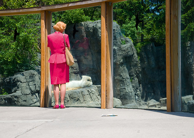 Eine Frau in einem rosa Kostüm steht im Tierpark. Das Foto wurde von Christian Reister aufgenommen.