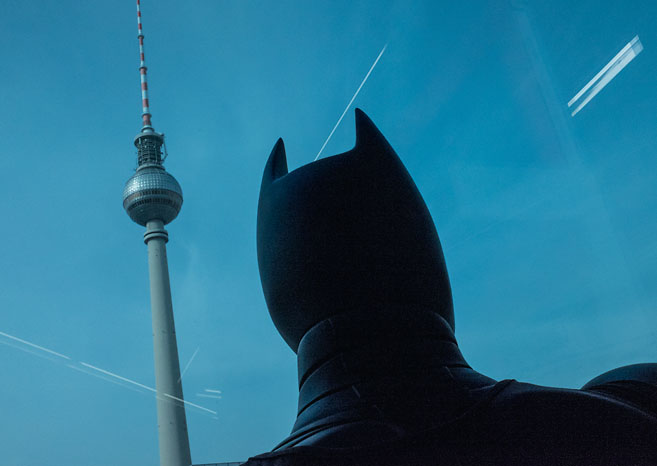 Batman steht unter dem Fernsehturm in Berlin. Das Foto wurde von Christian Reister aufgenommen.
