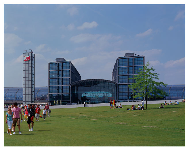 Frontalansicht des Hauptbahnhofs in Berlin. Foto: Radek Dabrowski & Michel Meijer.