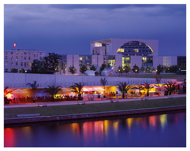 Bar Capital Beach an der Spree in Berlin. Foto: Radek Dabrowski & Michel Meijer.