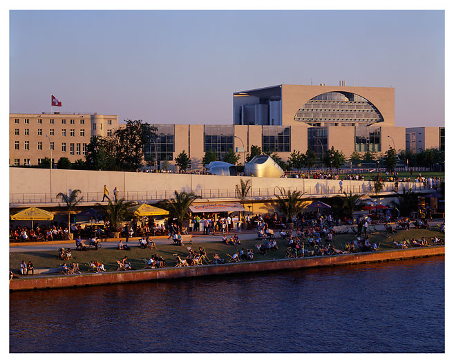 Bar Capital Beach an der Spree in Berlin. Foto: Radek Dabrowski & Michel Meijer.