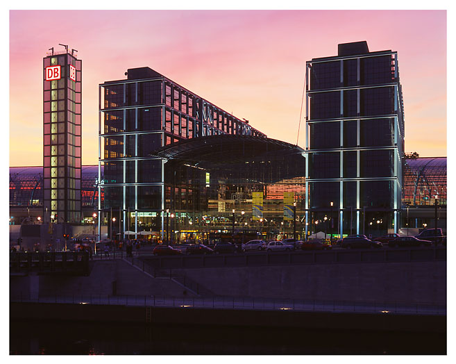 Frontalansicht des Hauptbahnhofs in Berlin. Foto: Radek Dabrowski & Michel Meijer.