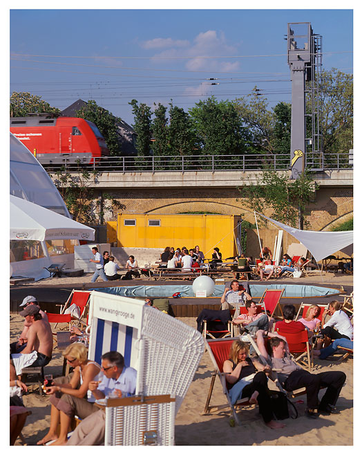 Bar BundesPresseStrand an der Spree im Regierungsviertel von Berlin. Foto: Radek Dabrowski & Michel Meijer.