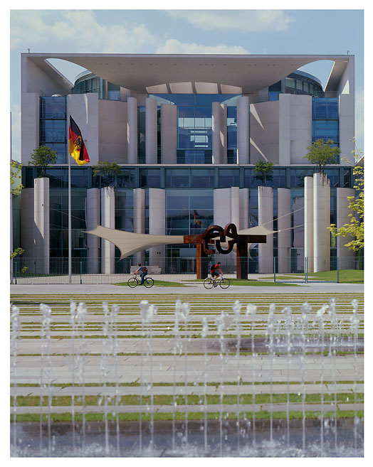 Vorderansicht des Bundeskanzleramtes in Berlin. Foto: Radek Dabrowski & Michel Meijer.