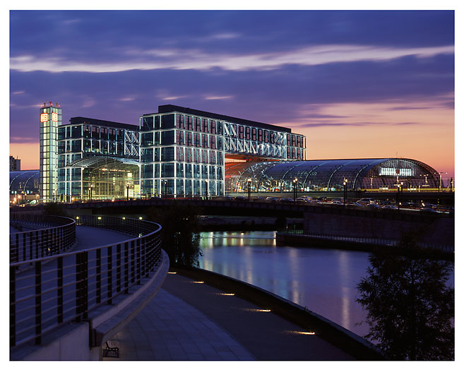 Der Hauptbahnhof in Berlin in der Dämmerung. Foto: Radek Dabrowski & Michel Meijer.