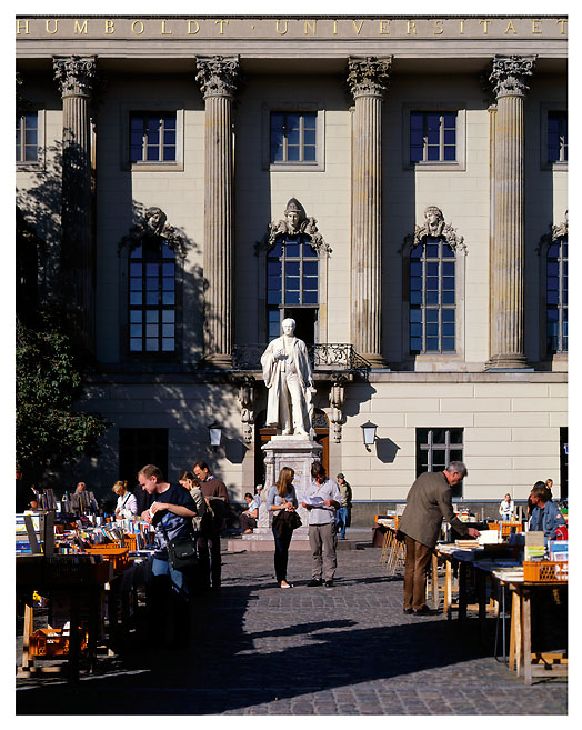 Der Büchermarkt vor der Humboldt-Universität in Berlin. Foto: Radek Dabrowski & Michel Meijer.
