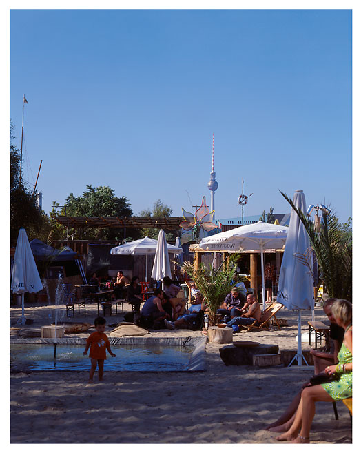 Bar Space Beach an der Spree in Berlin - Friedrichshain. Foto: Radek Dabrowski & Michel Meijer.