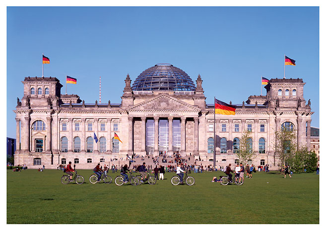 Frontalansicht des Reichstagsgebäudes in Berlin - Mitte. Foto: Radek Dabrowski & Michel Meijer.