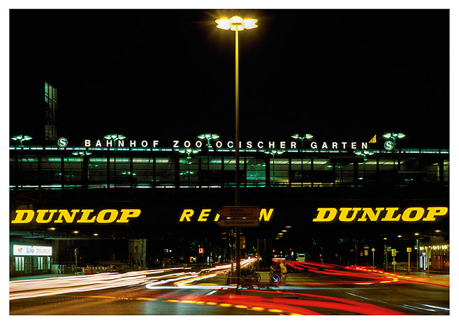 Bahnhof Zoologischer Garten bei Nacht in Berlin - Tiergarten. Foto: Radek Dabrowski & Michel Meijer.