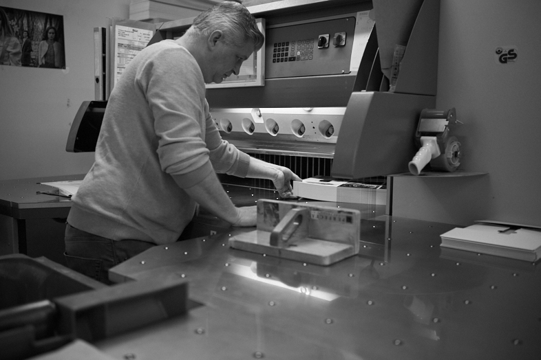 Die fertigen Druckbögen werden zu Postkarten zugeschnitten