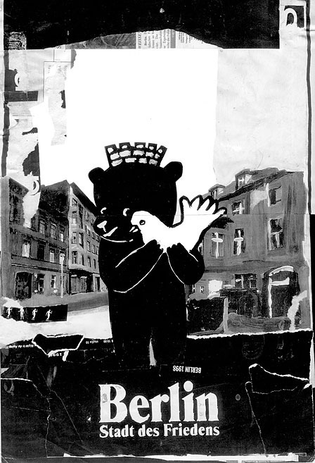 Ein Bär mit einer Friedenstaube in seinen Tatzen in Berlin. Collage: Tim Roeloffs.